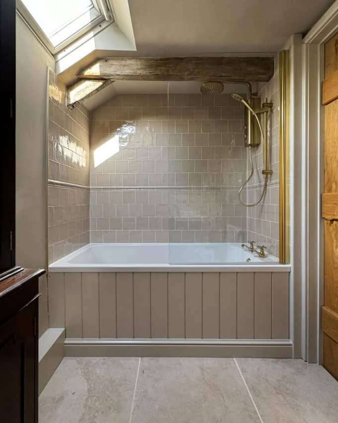 beautiful-monochromatic-bathroom-with-bathtub-shower-combo beautiful-monochromatic-bathroom-with-bathtub-shower-combo