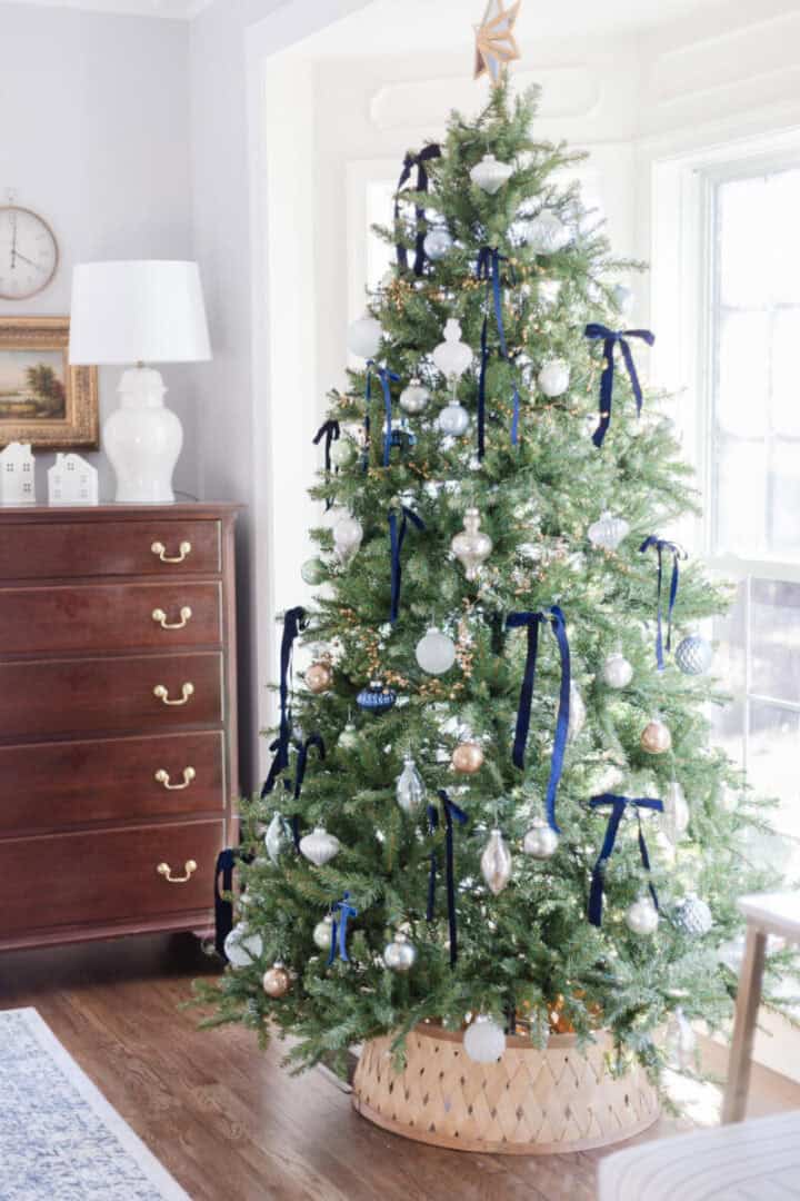 Christmas tree with simple bows
